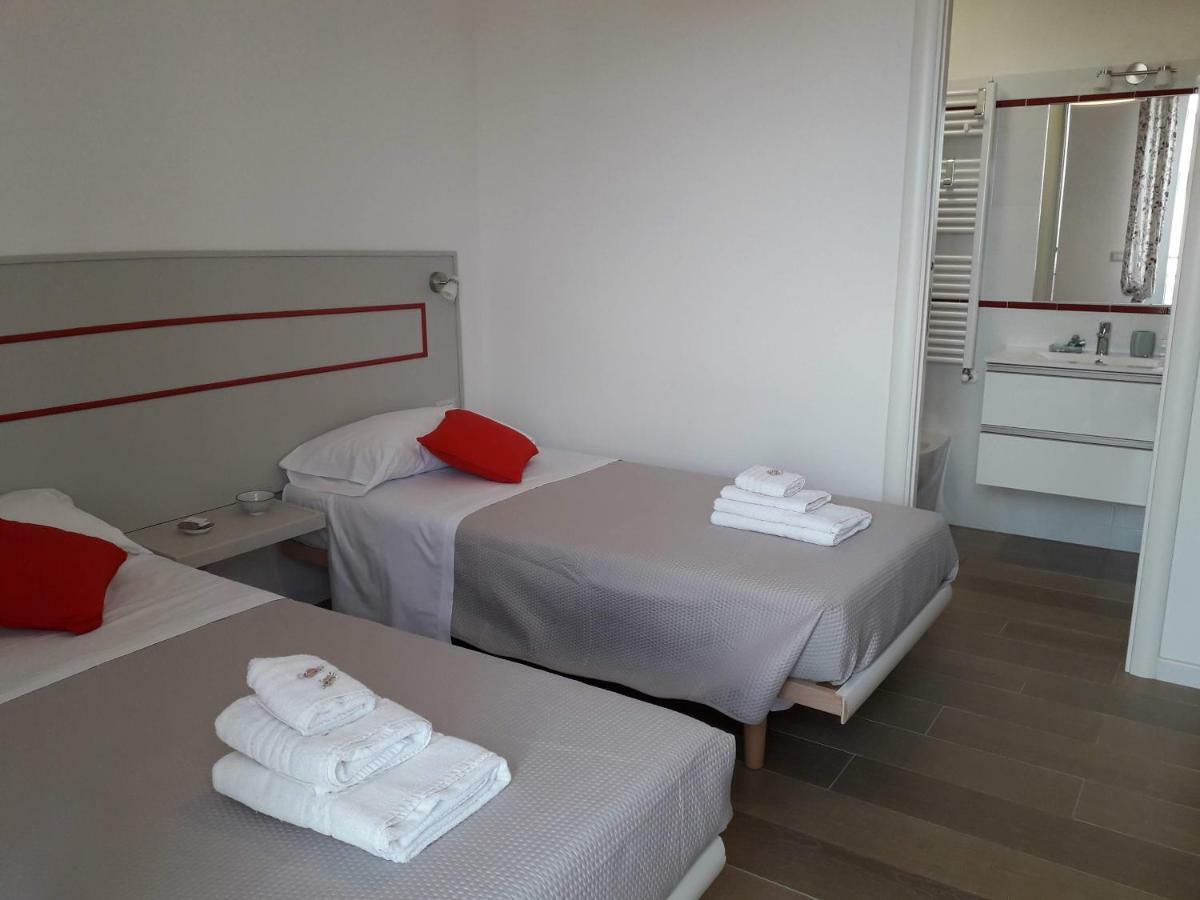 Jolie Julie Accomodation 萨萨里 外观 照片